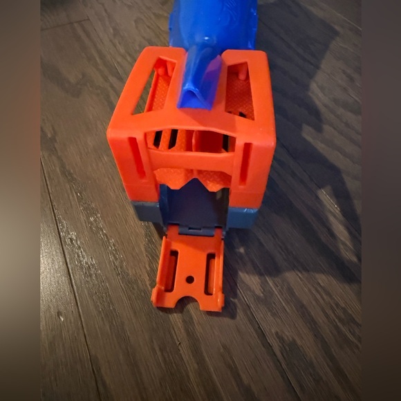 Hot Wheels GVG36 Shark Chomp Transporter Playset -Eats Cars! - Picture 12 of 13